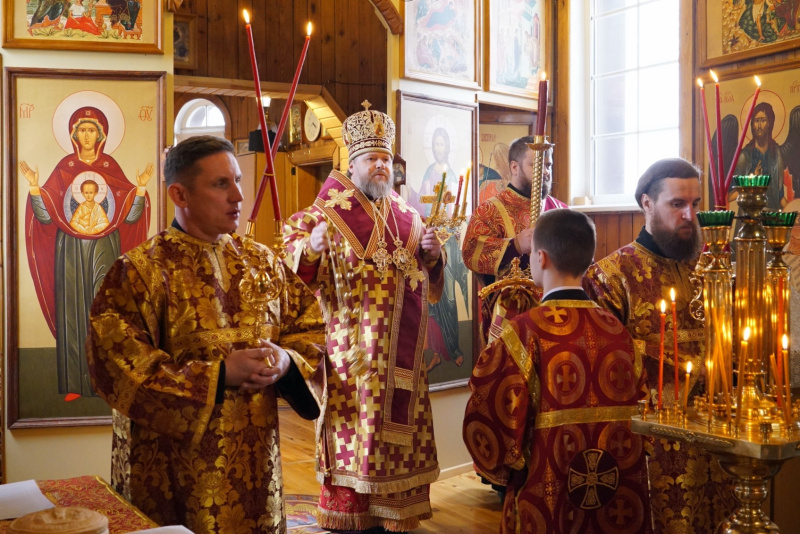 Накануне четверга Светлой седмицы епископ Серафим совершил вечернее богослужение в храме Святой Троицы села Малоугренево 