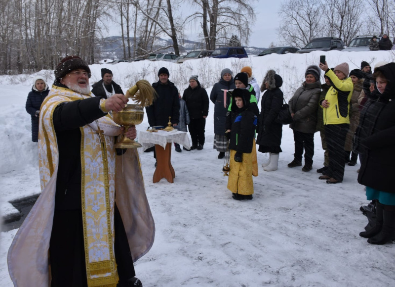 В праздник Крещения Господня в селе Алтайское состоялся крестный ход на иордань к реке Каменка 