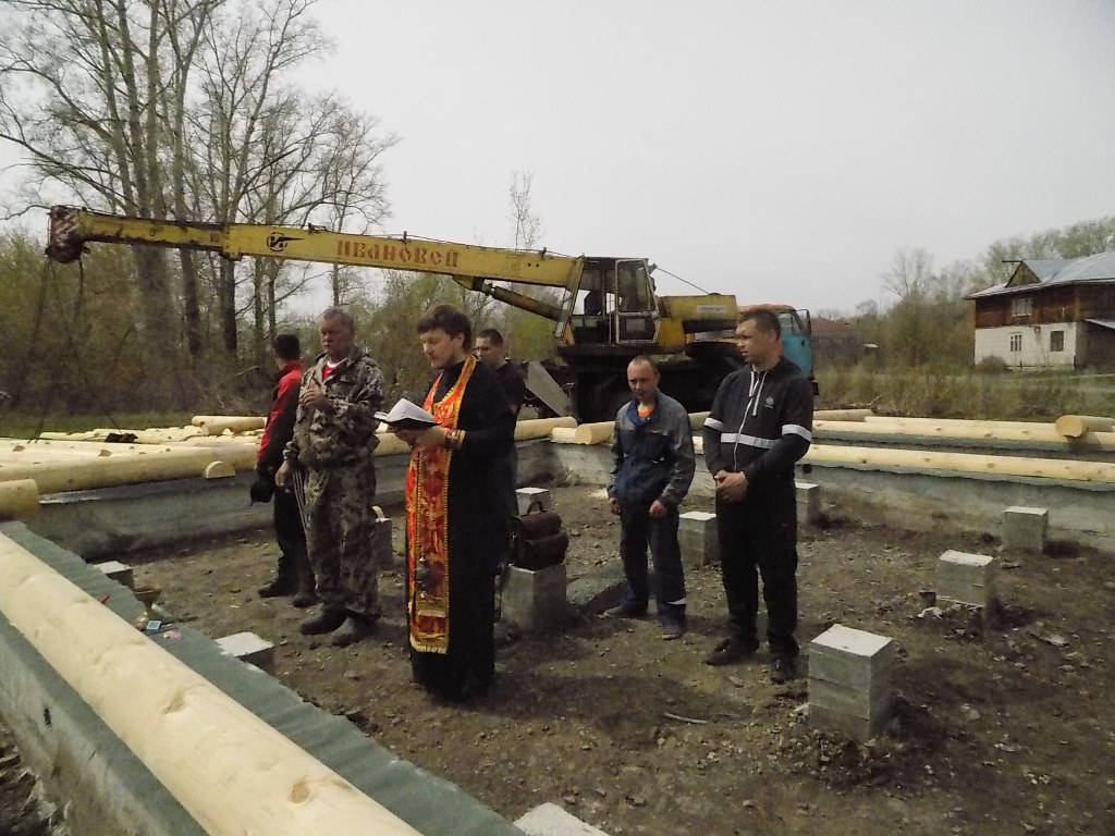 Благочинный Петропавловского округа совершил молебен на месте строящегося храма в селе Верх-Ануйское