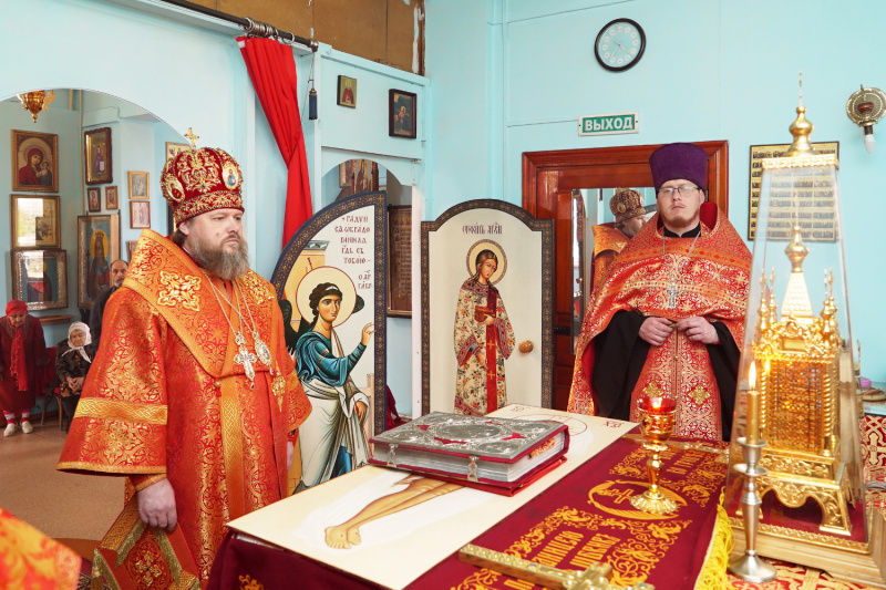 Во вторник Светлой седмицы епископ Серафим совершил вечернее богослужение в храме Казанской иконы Божией Матери села Советское 