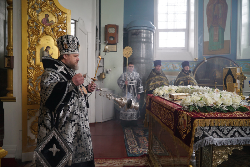 В Великую Пятницу епископ Серафим совершил вечерню с выносом Плащаницы Спасителя