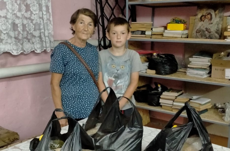 В храме Смоленской иконы Божией Матери села Смоленское прошла раздача продуктовых наборов 