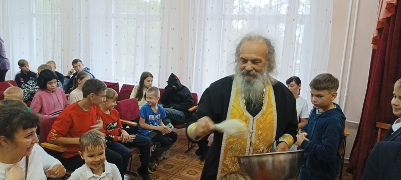 Настоятель и воспитанники воскресной школы Покровского храма Свято-Макарьевской монашеской общины посетили Бийский центр для детей, оставшихся без попечения родителей