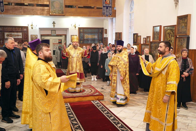 В Неделю 21-ю по Пятидесятнице епископ Серафим совершил Божественную литургию в Пантелеимоновском соборе города Белокурихи