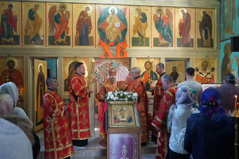 В среду Светлой седмицы епископ Серафим совершил Божественную литургию в храме святителя Николая Чудотворца города Белокурихи 