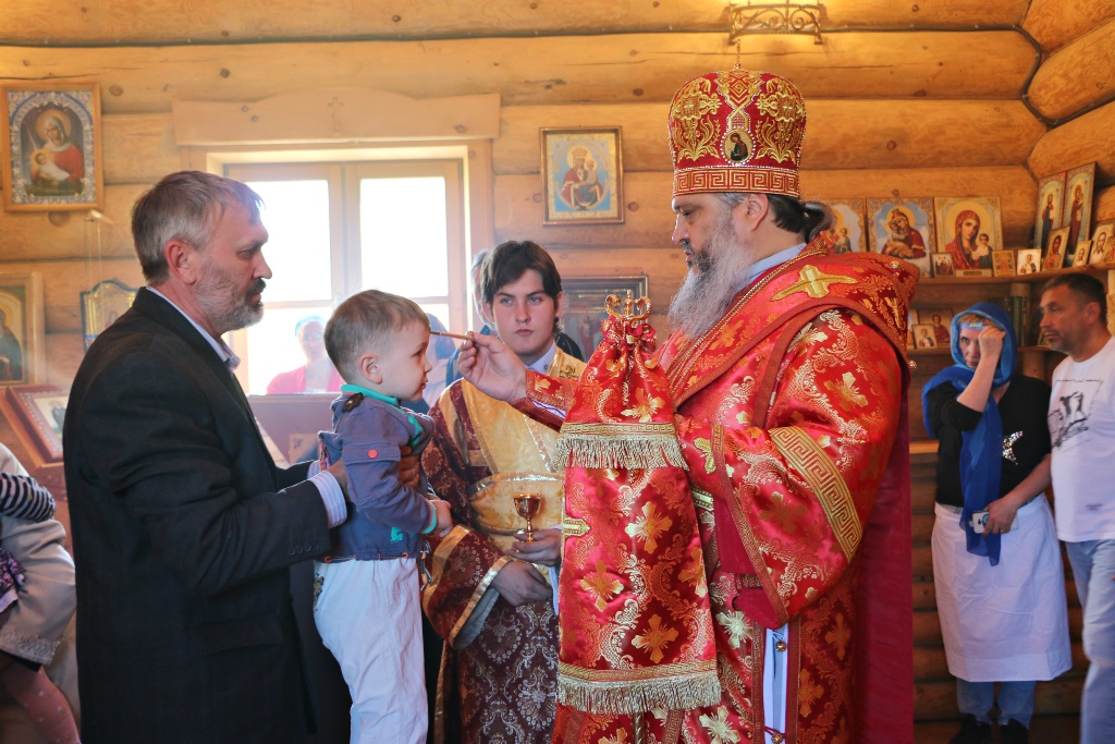 Накануне празднования дня перенесения мощей святителя Николая Чудотворца епископ Серапион совершил всенощное бдение в храме святителя Николая Чудотворца поселка Басаргино 