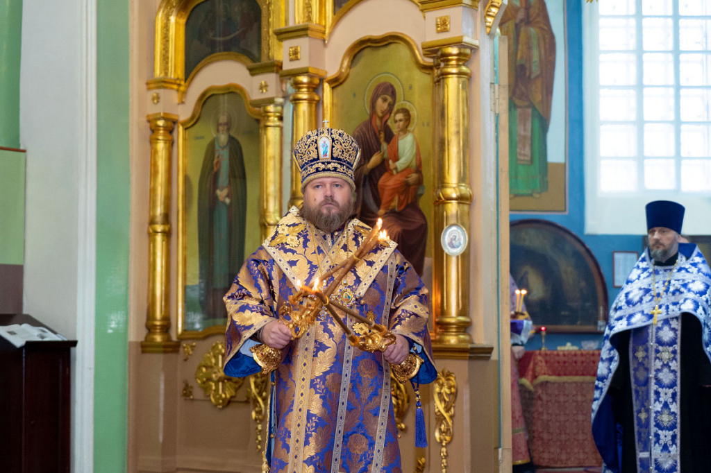 В канун праздника Воздвижения Креста Господня епископ Серафим совершил всенощное бдение в Успенском кафедральном соборе
