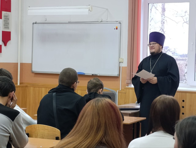 Настоятель храма села Бочкари провел беседу со студентами, посвященную Дню народного единства 