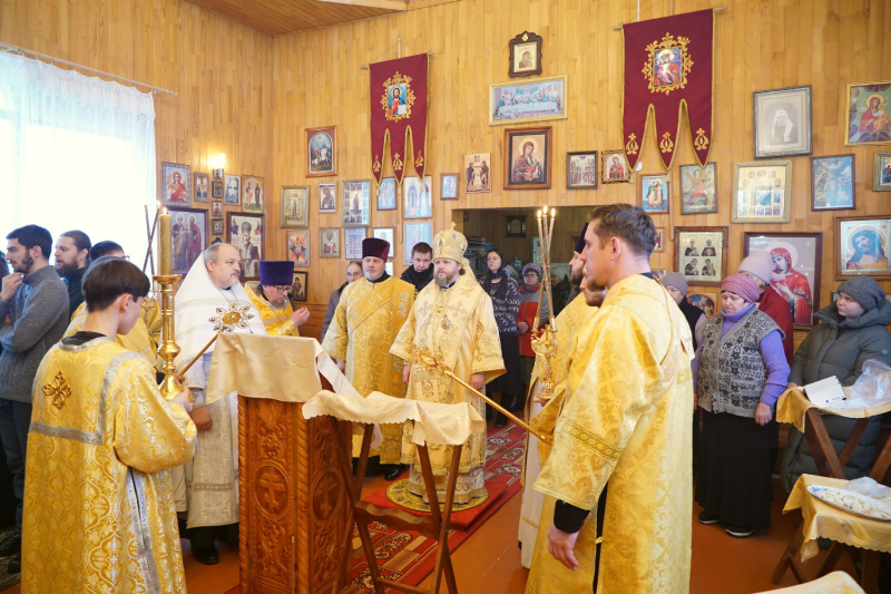 Преосвященный Серафим совершил Божественную литургию и священническую хиротонию в храме святителя Макария Алтайского села Лесное