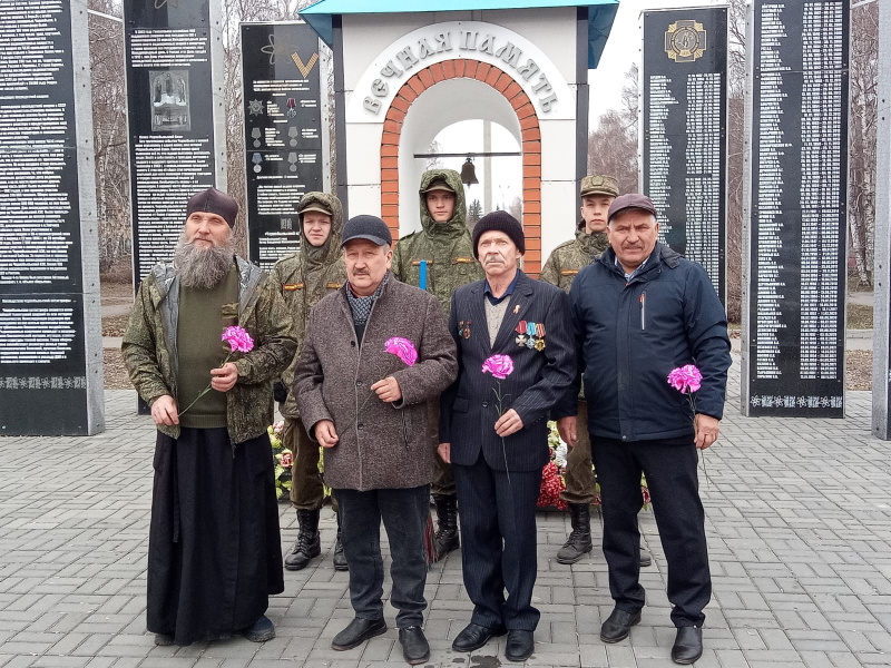 Руководитель отдела по взаимодействию с вооруженными силами и правоохранительными органами принял участие в волонтерской акции на мемориале «Жертвам радиации» в городе Бийске
