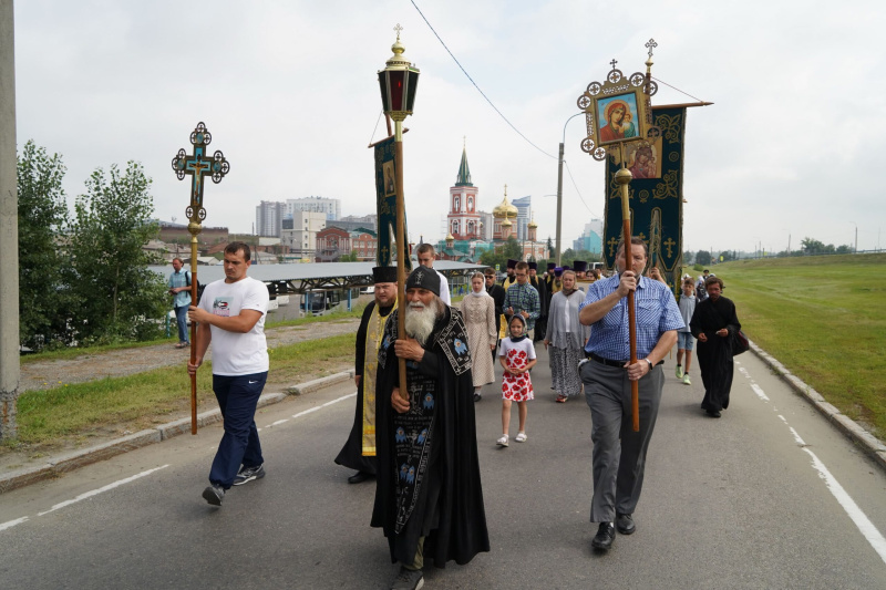 В Барнауле прошел крестный ход, посвященный сщмч. Иакову, архиепископу Барнаульскому