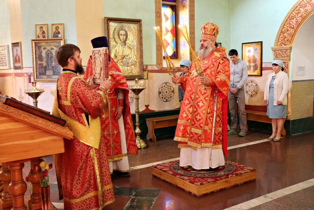 Божественная Литургия в день памяти равноапостольных царя Константина и матери его царицы Елены