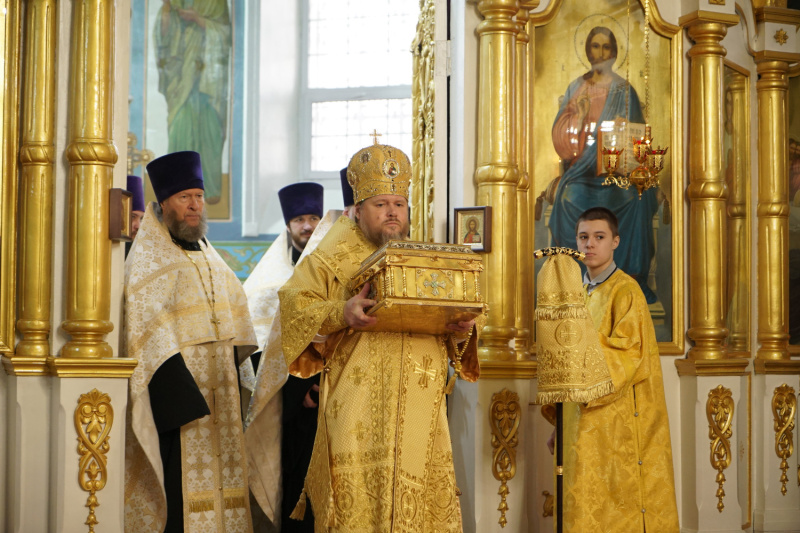 Накануне Недели 21-й по Пятидесятнице епископ Серафим совершил всенощное бдение в Успенском кафедральном соборе