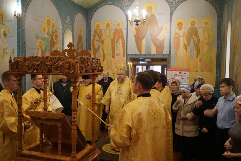 В Неделю 21-ю по Пятидесятнице епископ Серафим совершил Божественную литургию в храме преподобного Сергия Радонежского села Верх-Катунское 