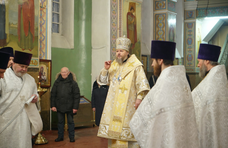 В праздник Собора Пресвятой Богородицы епископ Серафим совершил Божественную литургию в Успенском кафедральном соборе 