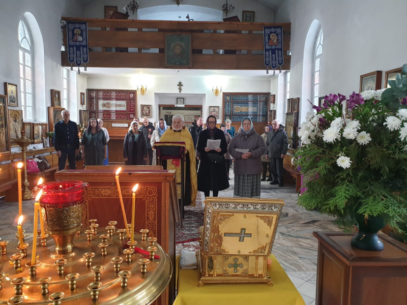 Благочинный Алтайского округа совершил молебен с чтением акафиста перед ковчегом с честной главой святителя Иннокентия, митрополита Московского в Пантелеимоновском соборе города Белокурихи 