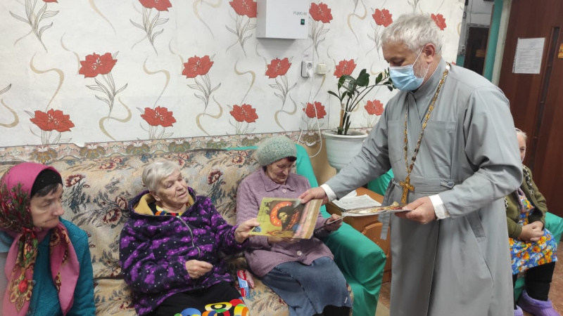 Настоятель и прихожане Покровского храма села Алтайское посетили Дом-интернат для престарелых и инвалидов