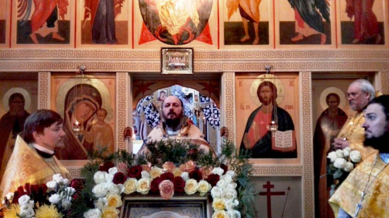 19 декабря в храме Святителя Николая Чудотворца Архиерейского подворья города Белокурихи прошел Престольный праздник