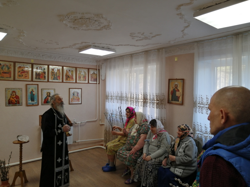 Настоятель Покровского храма Свято-Макарьевской мужской монашеской общины города Бийска посетил Бийский дом-интернат для инвалидов и престарелых