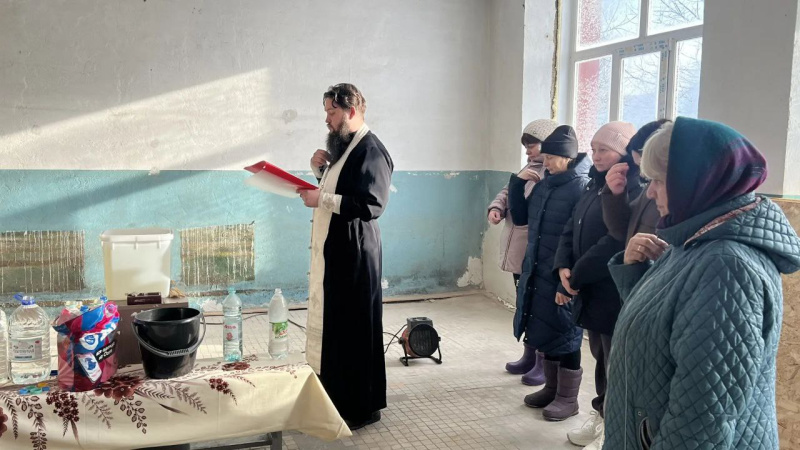 В праздник Крещения Господня настоятель храма Архангела Михаила села Старая Чемровка совершил Великое освящение воды 