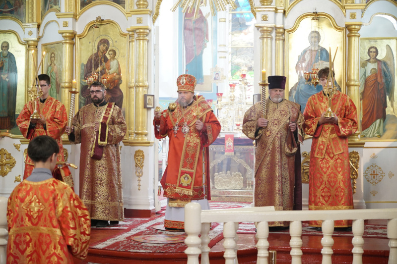 Накануне дня памяти великомученика Пантелеимона епископ Серафим совершил всенощное бдение в Успенском кафедральном соборе