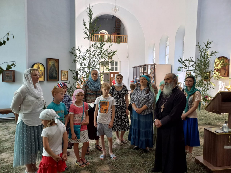 Покровский храм Свято-Макарьевской мужской монашеской общины посетили воспитанники городских воскресных школ города Бийска