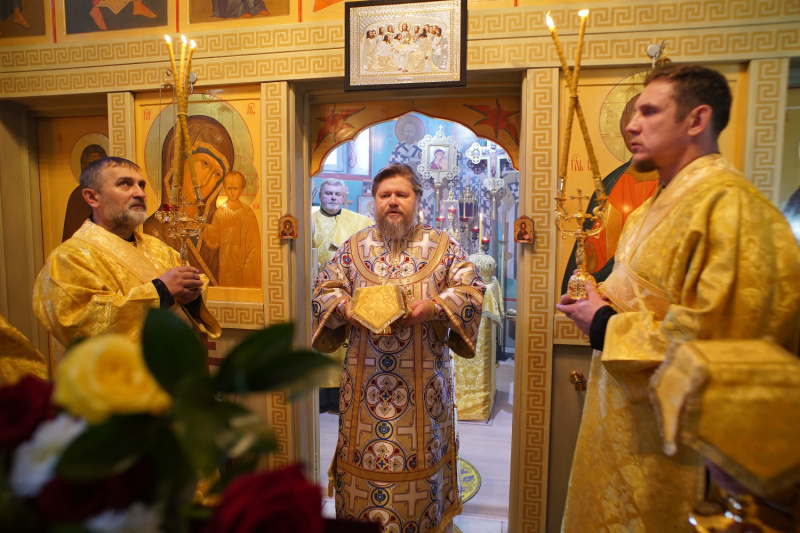 В день памяти святителя Николая Чудотворца епископ Серафим совершил Божественную литургию в Никольском храме города Белокурихи 