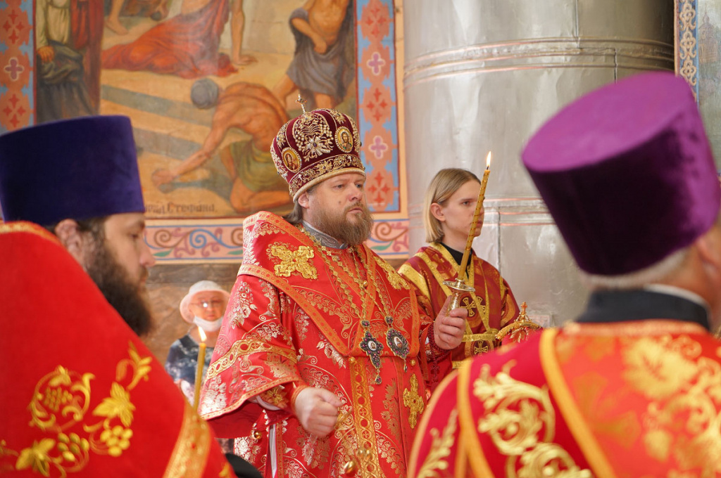 Епископ Серафим совершил Вечернее богослужение накануне памяти Царственных страстотерпцев 