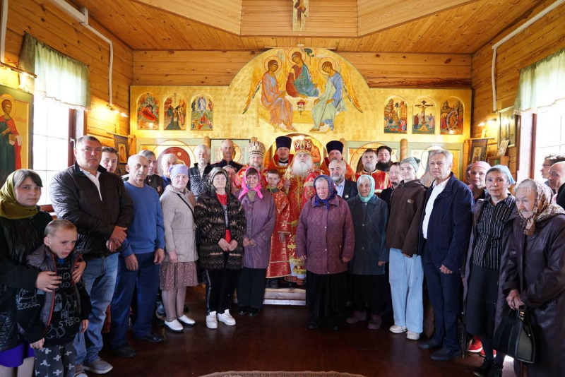 Митрополит Сергий и епископ Серафим совершили Божественную литургию в храме преподобного Макария Алтайского села Акутиха