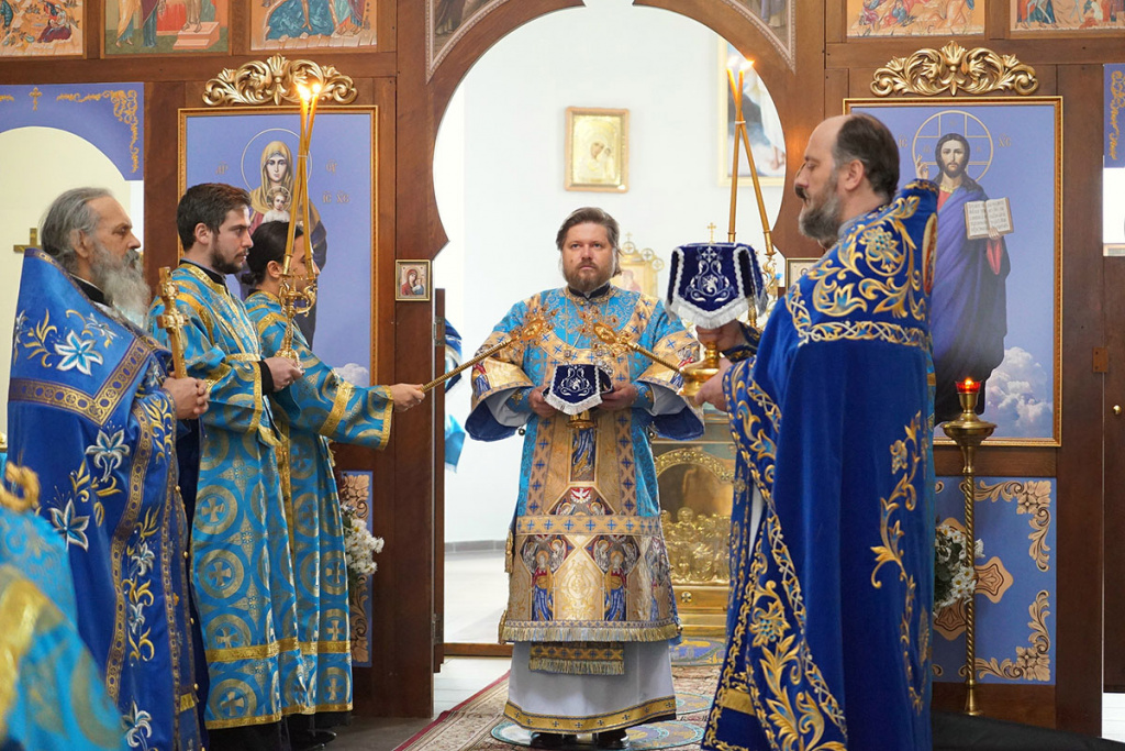 Епископ Серафим совершил Божественную литургию в Покровском храме города Бийска 