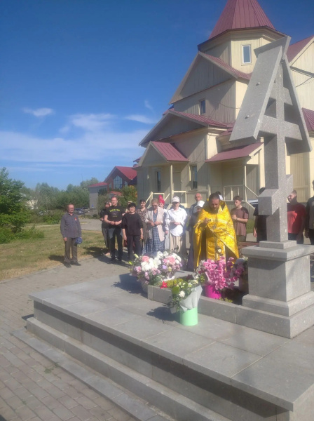 В День молодежи настоятель храма Покрова Пресвятой Богородицы села Быстрый Исток провел встречу с молодежью села и совершил литию у могилы Валерия Золотухина 