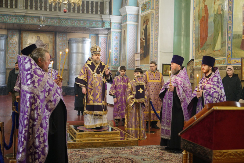 Накануне дня памяти великомученика Феодора Тирона епископ Серафим совершил вечернее богослужение в Успенском кафедральном соборе 