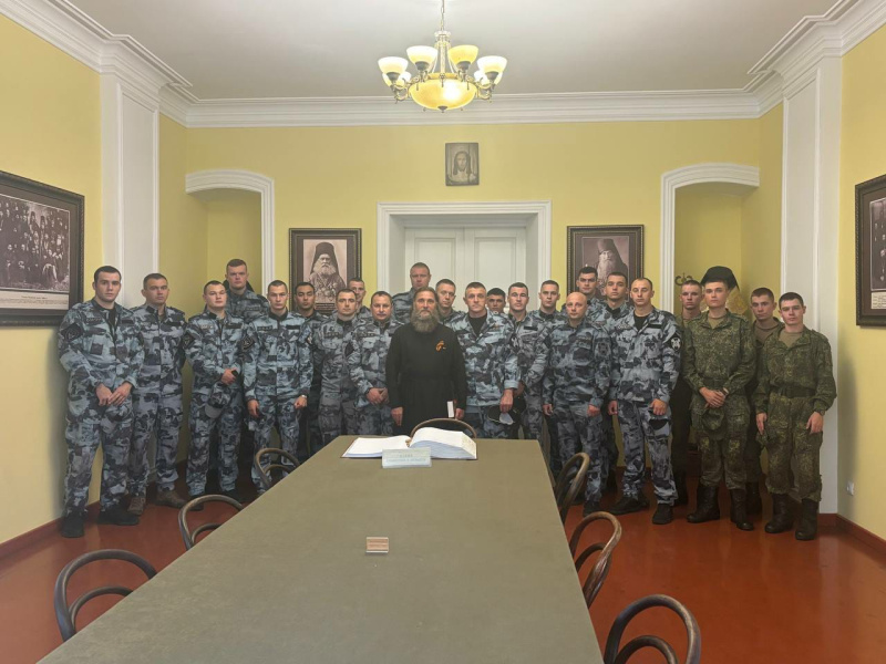 Руководитель отдела по взаимодействию с вооруженными силами и правоохранительными органами организовал для сотрудников Росгвардии посещение Бийского архиерейского подворья 