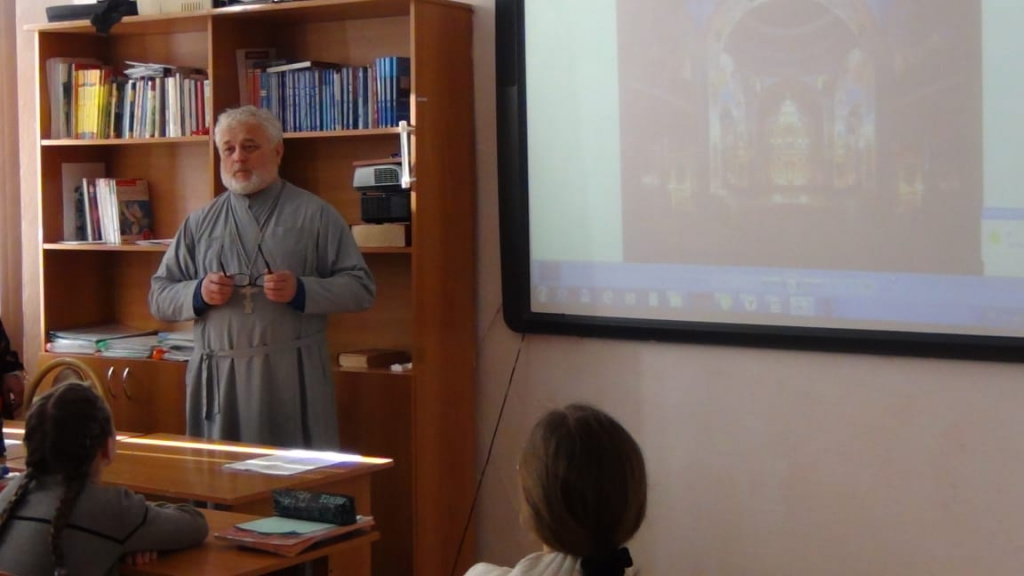 В Алтайском благочинии священник провел открытый урок в школе 