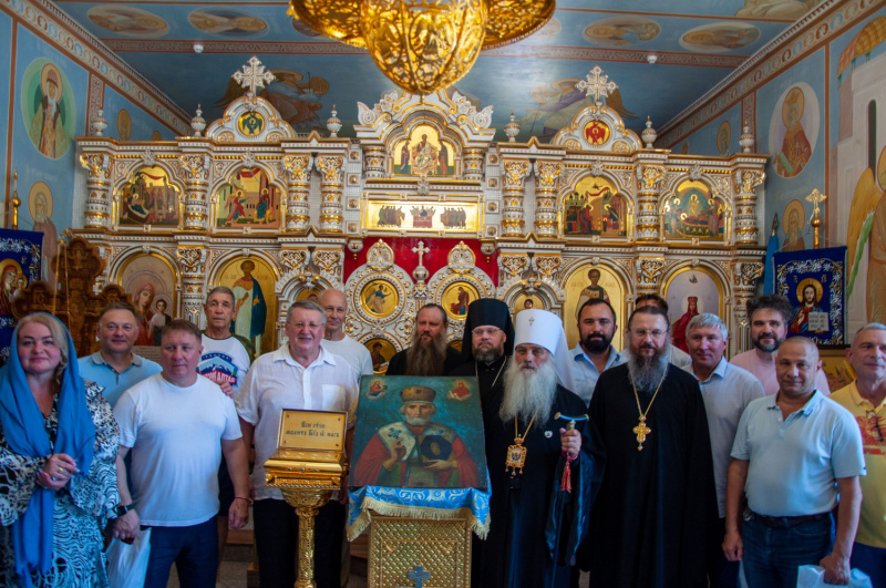 Сергей Павлович Козубенко передал митрополиту Сергию старинную икону святителя Николая Чудотворца