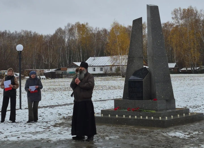 Настоятель храма Архангела Михаила поселка Верх-Обский принял участие в открытии памятника погибшим воинам