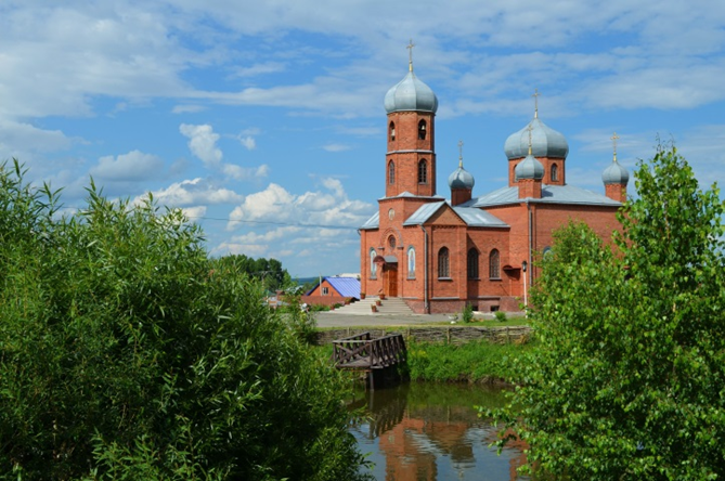 В Неделю 7-ю по Пятидесятнице епископ Серапион совершил Божественную литургию в Пантелеимоновском соборе города Белокурихи