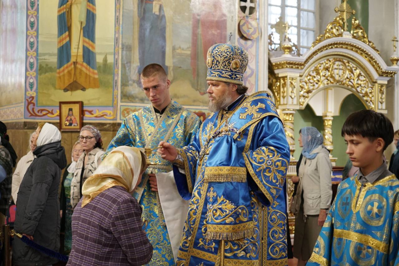 Накануне Недели 9-й по Пятидесятнице епископ Серафим совершил всенощное бдение в Успенском кафедральном соборе