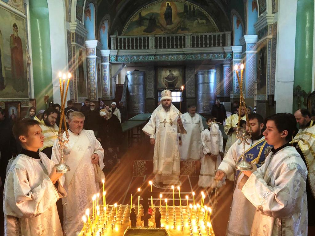 Накануне Димитриевской родительской субботы епископ Серафим совершил заупокойное Богослужение Парастас 