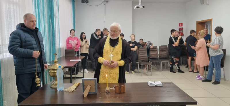 Настоятель храма Покрова Пресвятой Богородицы села Алтайское освятил "Алтайский центр помощи детям, оставшимся без попечения родителей"