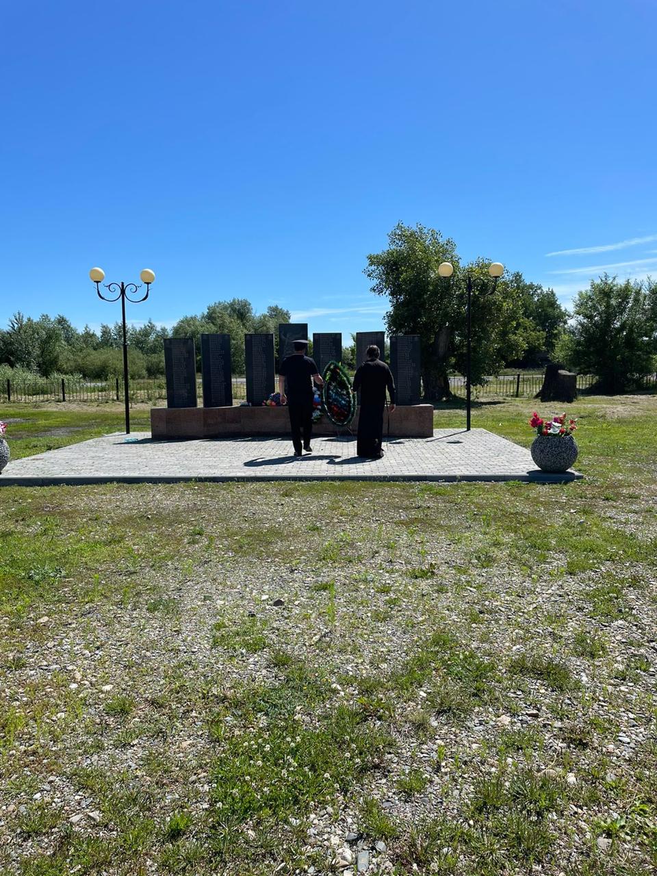 Бийская епархия - В День памяти и скорби благочинный Петропавловского  округа и сотрудники МВД возложили цветы к воинскому мемориалу