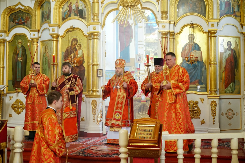 Накануне Недели 5-й по Пасхе епископ Серафим совершил всенощное бдение в Успенском кафедральном соборе