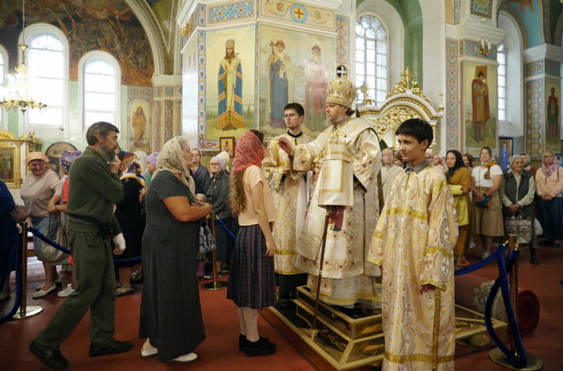 Накануне празднования дня святых апостолов Петра и Павла епископ Серафим совершил всенощное бдение в Успенском кафедральном соборе