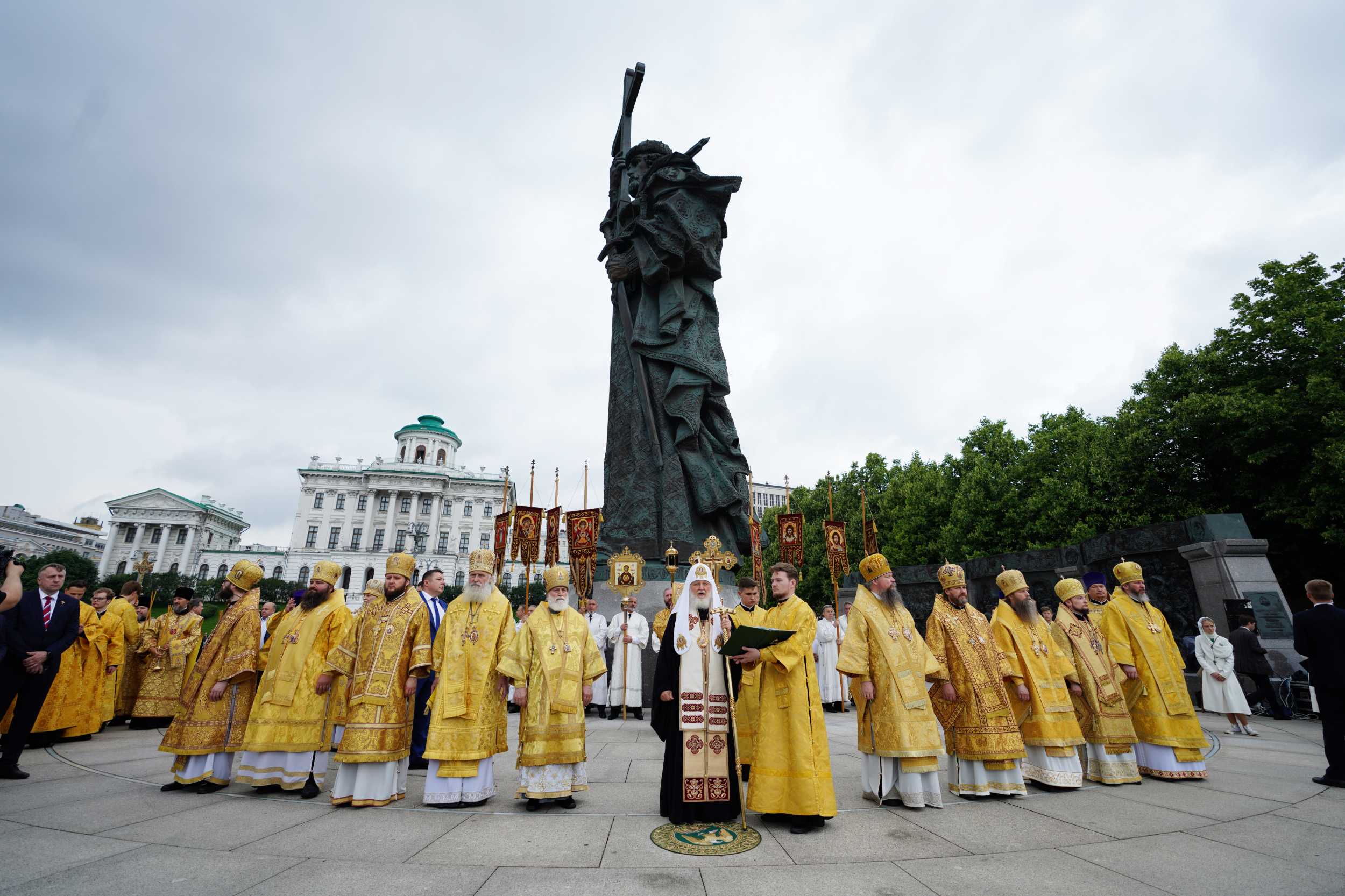 фото памятника князю владимиру в москве