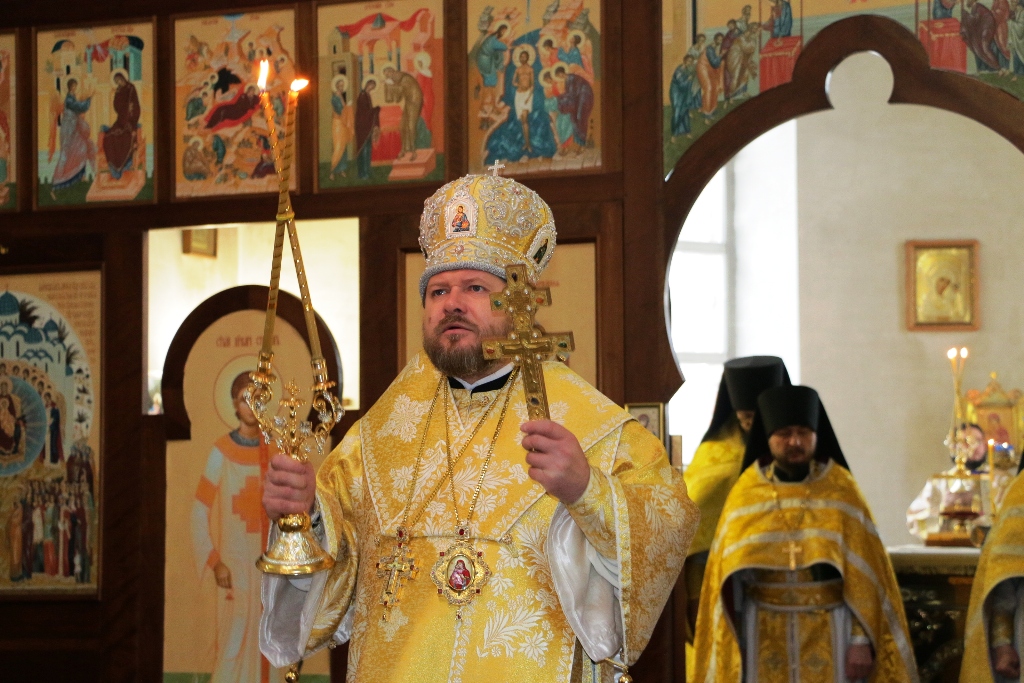 Епископ Серафим совершил Божественную литургию в Покровском храме монашеской общины города Бийска 