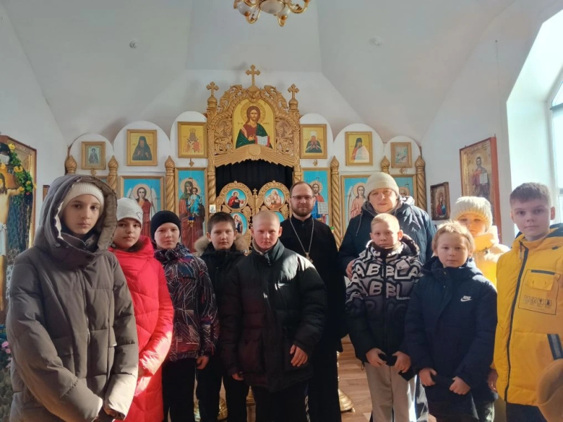 В храме преподобного Сергия Радонежского села Новозыково прошел урок с учащимися 4-го класса школы на тему «Что такое храм?»
