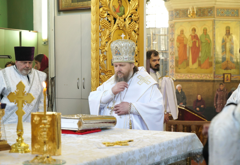 Накануне Лазаревой субботы епископ Серафим совершил вечернее богослужение в Успенском кафедральном соборе