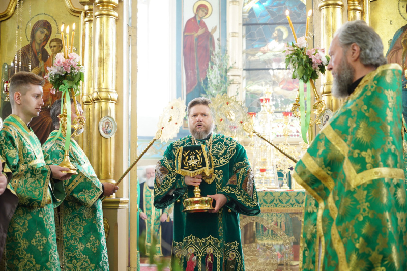 В праздник Святой Троицы епископ Серафим совершил Божественную литургию и великую вечерню в Успенском кафедральном соборе 