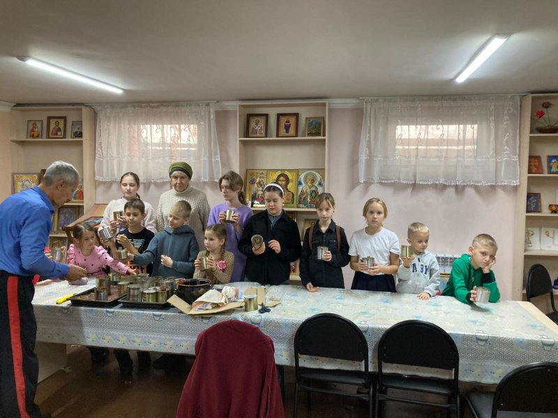 В воскресной школе Пантелеимоновского собора города Белокурихи прошёл мастер-класс "Окопные свечи"