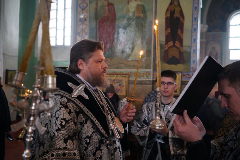 Накануне понедельника седмицы 2-й Великого поста епископ Серафим совершил Пассию в Успенском кафедральном соборе 